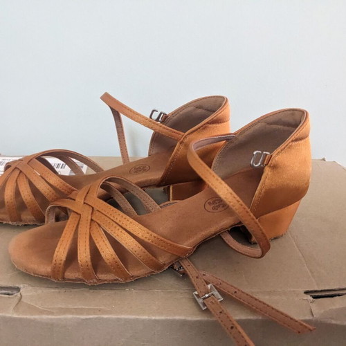 Latin dance shoes for girls size 35 like new, beige and gold