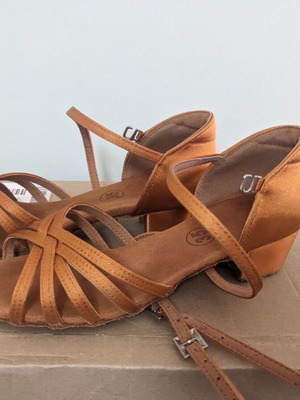 Latin dance shoes for girls size 35 like new, beige and gold