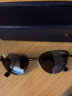 Vogue butterfly-shaped women's sunglasses with rhinestones