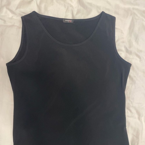 Simple black sleeveless mako top like new, elastic