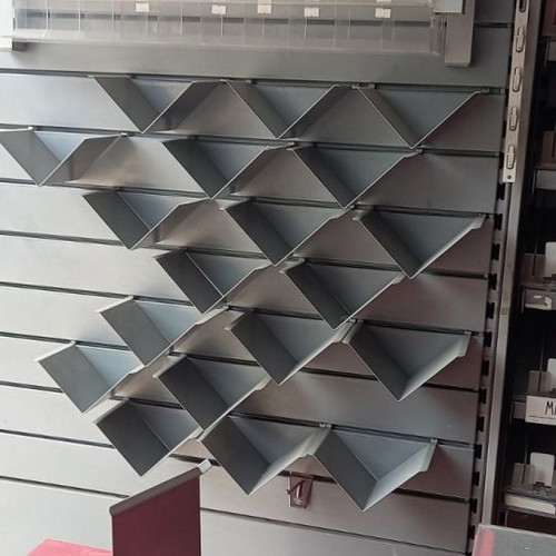 Μεταλλικά ράφια καταστήματος μεταχειρισμένα με φωτιζόμενη μετώπη και αξεσουάρ