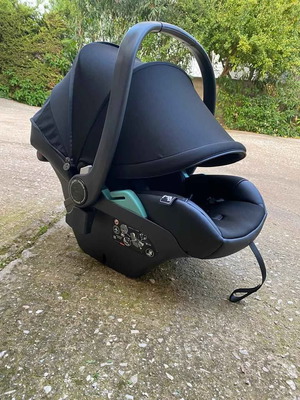 Peg Perego Primo Viaggio Lounge Black car seat like new with ISOFIX base