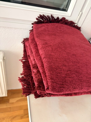 Sofa throws like new, set of 3, burgundy color