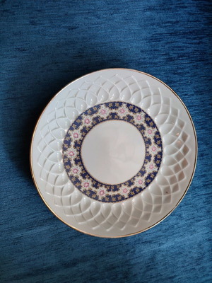 Plate handmade Bavarian porcelain Schuman 25cm like new with 24k gold
