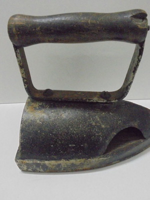 Стара чугунена ютия с вътрешна нагревателна плоча употребявана