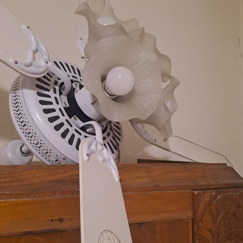 Ceiling fan vintage white with 4 glass flower lights like new