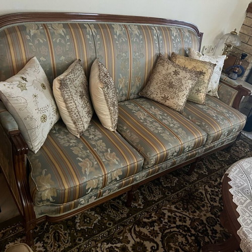 Vintage classic carved living room set like new with sofa, loveseat, 2 armchairs and tables