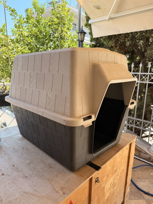 Large plastic dog house, beige roof with wood texture and anthracite base