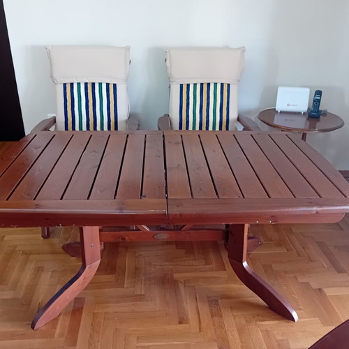 Dining set with 4 chairs and cushions like new, extendable wooden table