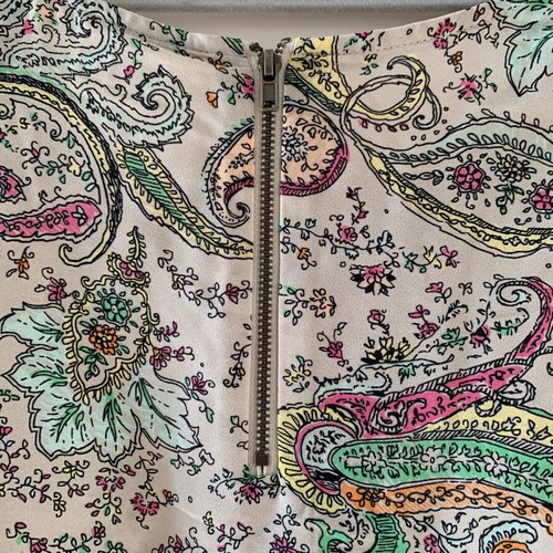 Sleeveless beige paisley top like new