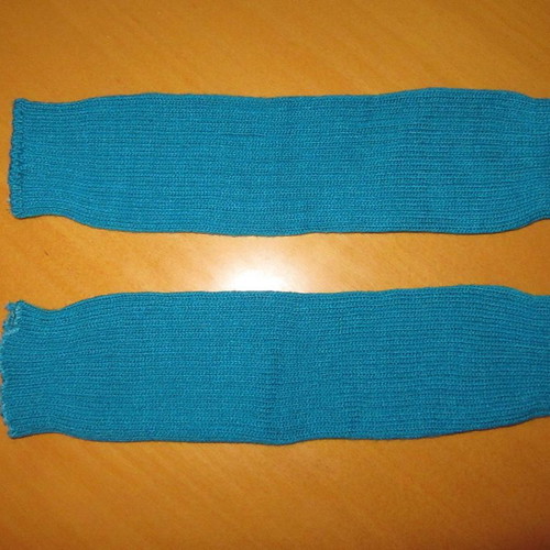 Blue gloves, ski hat and gaiters like new