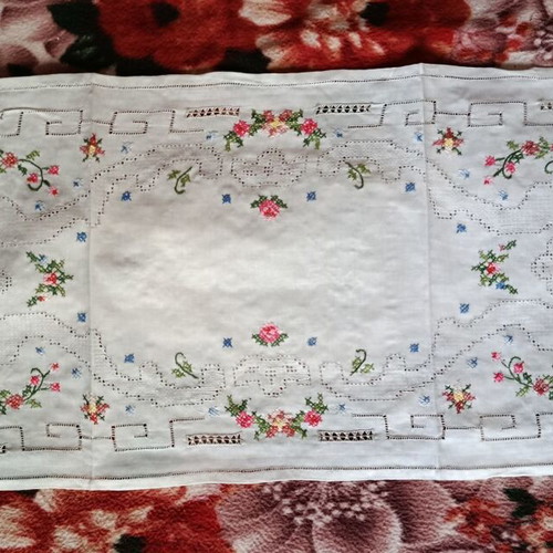 Vintage embroidered set of 6 white linen table runners