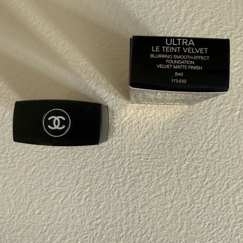 Chanel Ultra Le Teint Velvet Foundation like new, shade B40