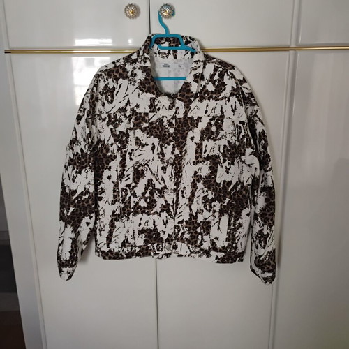Jacket animal print like new, comfortable fit, size XL