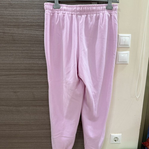 Pink sweatpants with soft fabric