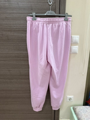 Pink sweatpants with soft fabric