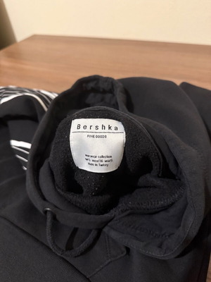 Bershka μαύρο hoodie S με λευκά σχέδια
