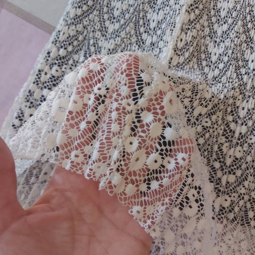 White lace skirt with black elastic waist like new, size M