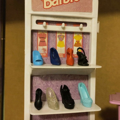 Barbie toy store 2000 with missing parts, collectible display stand