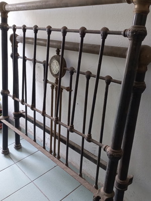 Κρεβάτι μασίφ σιδερένιο με μπρούτζινα διακοσμητικά μεταχειρισμένο