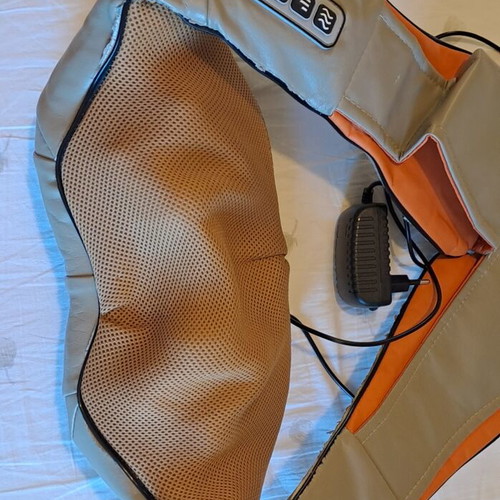 Massage device with heat function like new for neck, shoulders, back, waist
