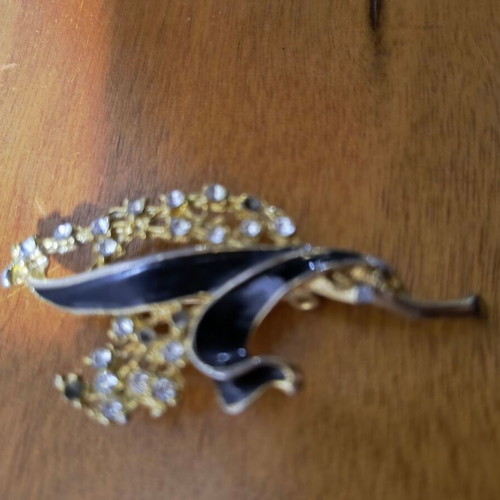 Bijouterie used with vintage earrings from 60s-80s and two pins