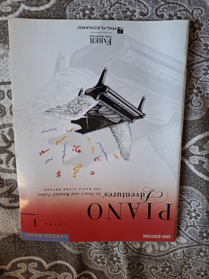 Piano learning book like new, English