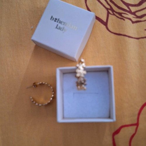 Bohemian Lady earrings new, gold with flower design