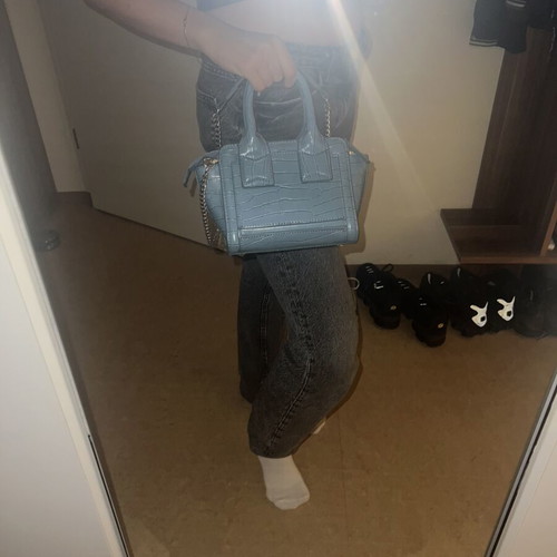 Light blue handbag with chain strap, croco pattern