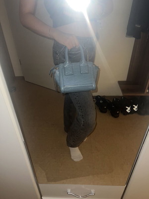 Light blue handbag with chain strap, croco pattern