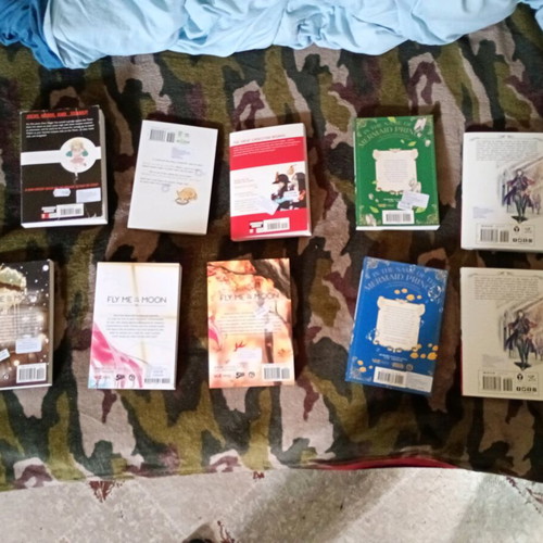 Manga collection like new with cup, volumes from various series