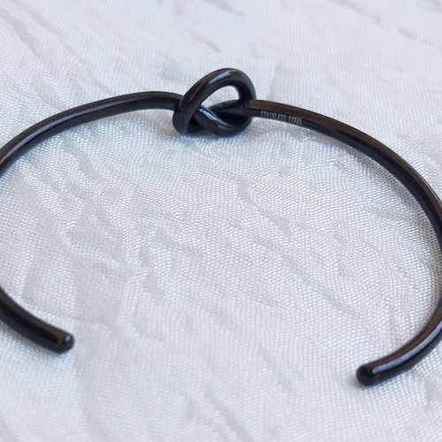 Tumi stainless steel knot bracelet black, like new