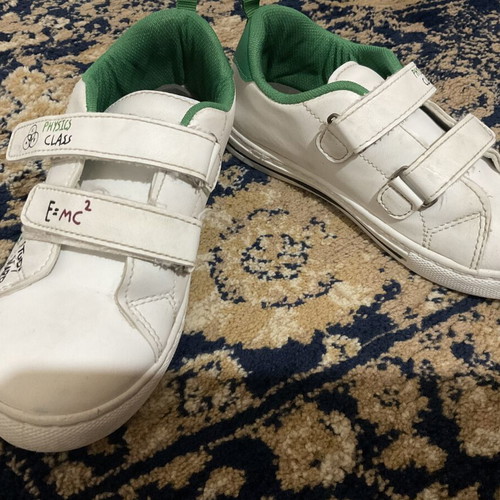 El Waikiki white kids' casual shoes size 33 with physics symbols