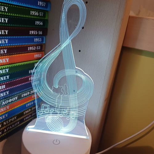 Table lamp like new with musical note design