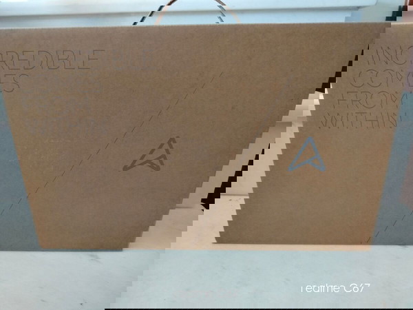 Ολοκαίνουργιο laptop στην συσκευασία του