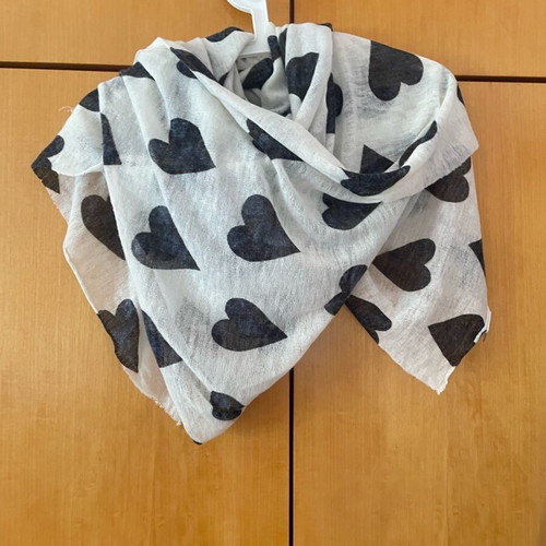 S.Oliver scarf like new, white with large gray hearts