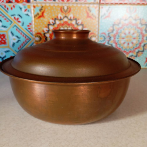 Cast iron and copper cooking vessel used, 24cm diameter, 14.5cm height with lid