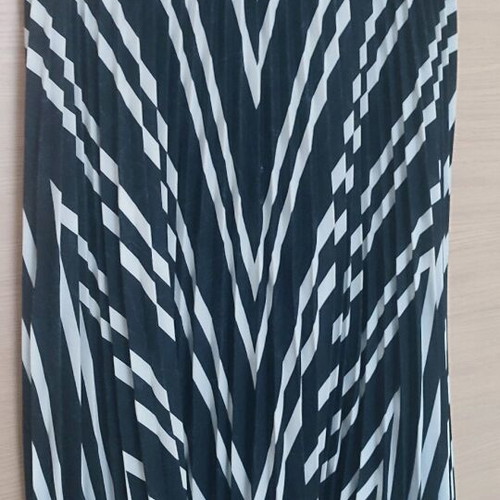 Zara pleated skirt like new, size Medium, black and white