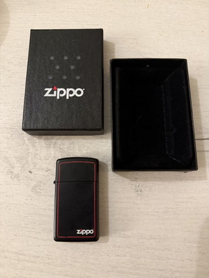 Zippo lighter like new collectible size with box