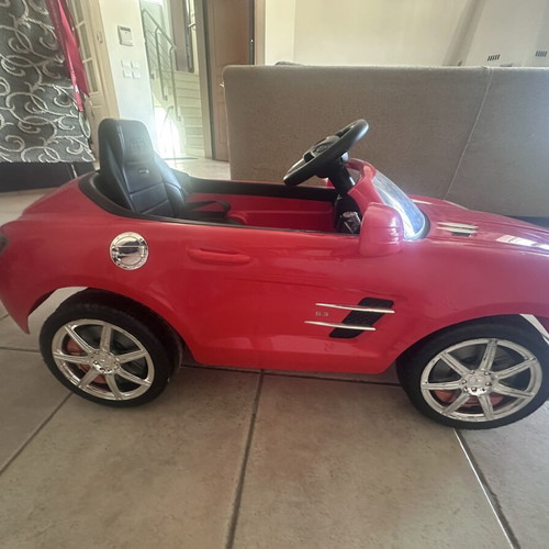 Mercedes children's electric car like new with music and lights