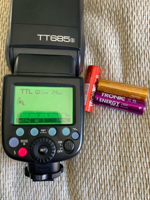 Flash TT685S για κάμερα Sony σε πολύ καλή κατάσταση με 4 μπαταρίες