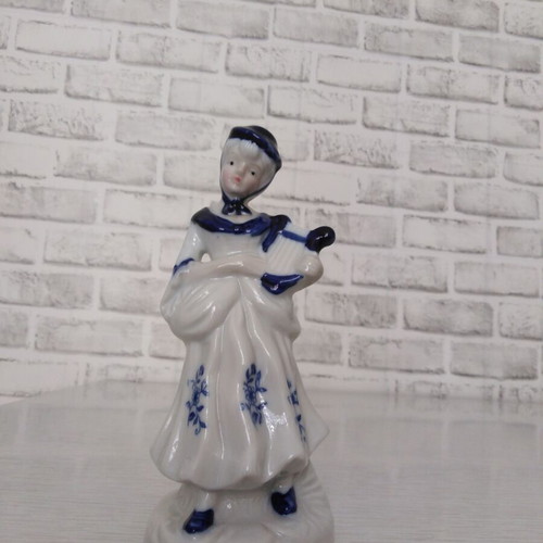 Vintage porcelain girl figurine like new
