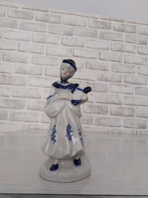 Vintage porcelain girl figurine like new