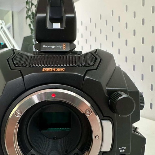 Blackmagic URSA Mini Pro 4.6K G2 like new, V-Mount ready kit