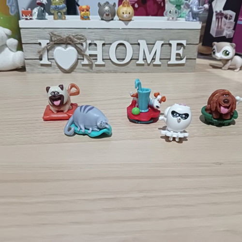 Pets 2 Kinder Figures used, miniatures of animals and dogs