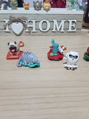 Pets 2 Kinder Figures used, miniatures of animals and dogs