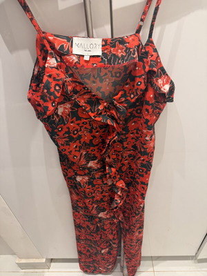 Μίντι φόρεμα Mallory The Label με floral print και σκίσιμο, μεταχειρισμένο, μέγεθος M