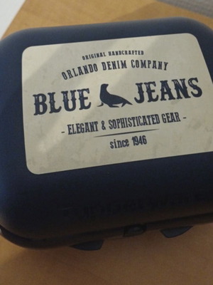 Tupperware medium twin new Blue jeans