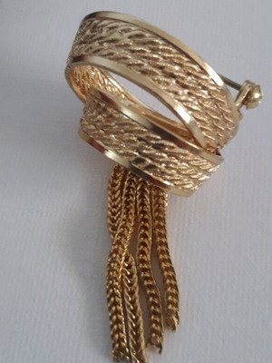 Vintage brooch gold color like new