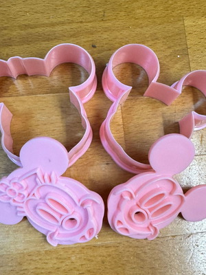 Plastic Mickey & Minnie Mouse fondant cutters set of 2 like new